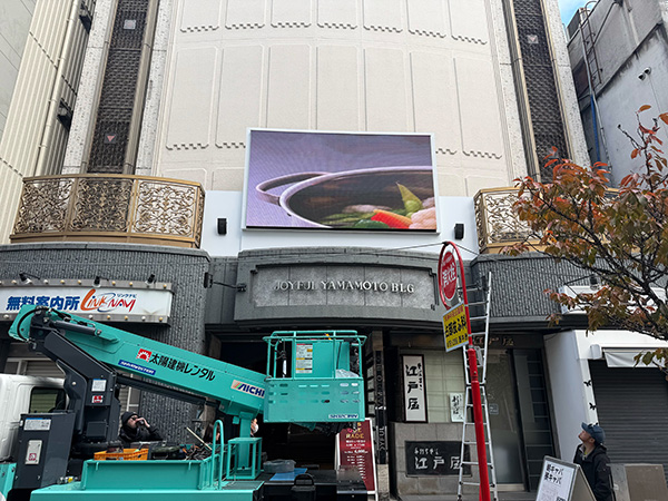 コンクリート練りと看板取り付け